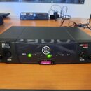 Černý bezdrátový přijímač s dvěma anténami. Na zařízení jsou nápisy SR 40 MULTI FREQUENCY, logo AKG a FLEXX PRO DIVERSITY. Přední panel obsahuje ovlá…