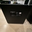 Zadní strana černého reproduktoru s texturovaným povrchem. Na černé tabulce je bílý nápis REDSOUND a hashtag #playdifferent. V sekci SPECIFICATION js…