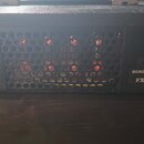 Detailní pohled na ovládací panel černého kytarového komba. Na pravé straně jsou dva vstupy s nápisy SEND a RETURN pod nadpisem FX LOOP, vedle nich j…