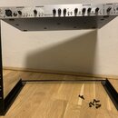 Stříbrný rackový procesor s nápisem Focusrite a TRAK MASTER, umístěný v černém kovovém racku. Přední panel obsahuje různé ovladače, přepínače a nápis…