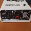 Bílý obdélníkový přístroj s nápisy Torpedo Captor, Two notes a AUDIO ENGINEERING. Zadní panel obsahuje konektory XLR (LEFT, RIGHT), USB, MIDI IN a vs…