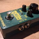 Zelený efekt pedál s nápisy tc electronic a Vibe discous. Na horní straně jsou tři černé ovládací knoflíky s popisky INTENSITY a VOLUME. Jsou zde tak…