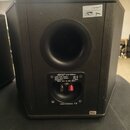 Černý reproduktor s výrazným basreflexním otvorem v horní části. Na zadní straně je štítek s nápisy Jamo pro 200ex, Long term power: 200 W, Short ter…