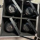 Otevřený hliníkový transportní kufr s černým vnitřním polstrováním, ve kterém jsou umístěny čtyři černé kulaté reflektory. Každý přístroj má na zadní…
