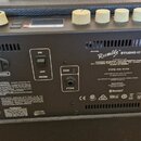 Zadní strana černého basového komba s nápisem MODEL Rumble STUDIO 40. Na zadním panelu jsou umístěny napájecí konektory, vypínač ON/OFF HORN a ovláda…