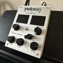 Bílý obdélníkový efektový modul s nápisy Mellotron, BY :RESCH: a micro :MODULE:. Zařízení má dva černé čtvercové displeje, čtyři velké černé otočné k…