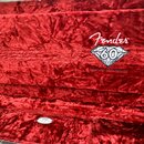 Červený plyšový obal na hudební nástroj. V pravé horní části je bílý nápis Fender a pod ním grafika diamantu s číslem 60 a textem DIAMOND ANNIVERSARY…