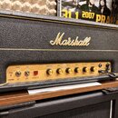 Kytarový zesilovač značky Marshall v černém texturovaném potahu se zlatým lemováním. Na předním zlatém panelu je nápis MK II STUDIO a řada ovládacích…