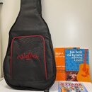 Černý polstrovaný obal na kytaru s červeným lemováním kapsy a červeným nápisem Walden Guitars. Vedle obalu jsou tři knihy, z nichž na dvou je čitelně…