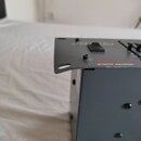 Šedý kovový grafický ekvalizér s nápisem graphic equalizer a červeným označením modelu 830. Na horní hraně je umístěn černý vypínač a několik ovládac…