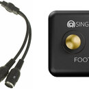 Fotografie ukazuje černý footswitch a přívodní kabel. Na zařízení je bílý nápis SINGULAR SOUND s logem a pod dvěma zlatými tlačítky text FOOTSWITCH+.…