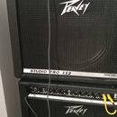 Fotografie zachycuje část kytarového komba a reproboxu značky Peavey. Horní část tvoří černý reprobox s bílým logem Peavey a nápisem STUDIO PRO 112 o…