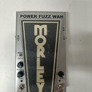 Stříbrný efekt pedál s nápisem POWER FUZZ WAH a velkým logem MORLEY na černém pozadí. Na levé straně jsou ovládací prvky s popisky MODE, VINTA, INTEN…