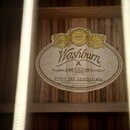 Fotografie zachycuje štítek uvnitř akustické kytary. Na štítku je uveden název značky Washburn, nápis Since 1883 a označení Made in China. Je zde uve…