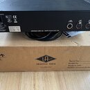 Zadní strana černého elektronického zařízení s nápisy Power In 100 - 240VAC 0.30A 50/60HZ, logy CE a FCC a varovným textem CAUTION / AVIS. Na štítku…