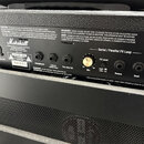 Zadní panel kytarového komba značky Marshall. Jsou zde vidět konektory pro Footswitch, Emulated Line Out, Headphones, Line In (CD/MP3 Input), Pre-amp…