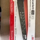Fotografie znázorňuje krabici od audio rozhraní s nápisem Scarlett 18i20 2nd generation 18-in/20-out USB audio interface. Na obalu je zobrazen černý…