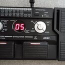 Černý kytarový efektový pedál s nápisem AX5G a logem ToneWorks KORG. Zařízení obsahuje digitální displej s červeným číslem 05, ovládací knoflík a tab…
