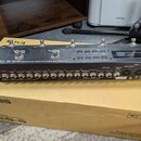 Černý efektový switching systém BOSS ES-5 v kovovém provedení. Na horní straně jsou čtyři stoupákové spínače a ovládací panel s displejem a tlačítky.…