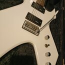 Bílá elektrická kytara s dvěma černými humbuckery. Na snímačích je vidět nápis BC Rich. Nástroj má chromovaný tremolo systém s páčkou a tři ovládací…