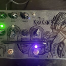 Černý kytarový efekt s nápisem THE KRAKEN a detailní grafikou krakena. Zařízení má osm otočných oválových knoflíků s popisky BASS, MIDDLE, TREBLE, GA…