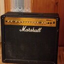 Černý kytarový kombo zesilovač značky Marshall. Na horním ovládacím panelu je nápis MG100dfx a označení kanálů Clean Channel, Overdrive Channel a Dig…