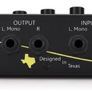 Černý efektový pedál s žlutými nápisy a grafickým znázorněním státu Texas. Na zařízení jsou vidět nápisy BOOMERANG III, 9V AC/DC 500 mA, Expression P…