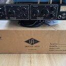 Černý rackový studiový přístroj s nápisy UNIVERSAL AUDIO 610 Tube Preamplifier, UNIVERSAL AUDIO T4 Optical Compressor a LA-610 Mk II. Zařízení obsahu…