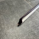 Detailní pohled na hrot smyčce s bílým srstí a tmavě hnědým dřevěným tětivem. Na špičce tětiva je viditelné opotřebení a odloupaný lak. Žádné značky…