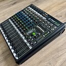 Černý mixážní pult s názvem PROFX120 PROFESSIONAL EFFECTS 12-CHANNEL MIXER. Zařízení obsahuje několik vstupních kanálů s modrými a žlutými knoflíky,…