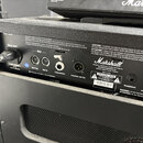 Zadní panel černého kytarového komba značky Marshall. Jsou zde vidět konektory Mains Input, Midi Thru, Midi In, Footcontroller a Emulated Line Out, d…
