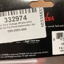 Detailní záběr na obal s produktovými štítky. Na bílém štítku je uveden text Fender Pure Vintage Stratocaster Saddle Kit Pat.Pend.Saitenreiter Set a…