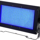 Černý obdélníkový LED panel s mřížkou modrých světel. Zařízení je osazeno kovovým stojanem s bočním šroubem pro nastavení úhlu. Na boku svítidla jsou…