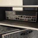 Zadní panel černého kytarového zesilovače s kovovými prvky. Na panelu jsou nápisy WARNING, DIRECT OUT, SEND, RETURN, TUNER, CHAIN IN, CHAIN OUT a L,…