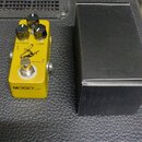 Žlutý efekt pedál s nápisem MOSKY Audio a grafickým motivem koně s textem Golden Horse. Pedál má tři černé ovládací knoflíky s popisky OUTPUT a GAIN,…