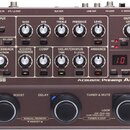 Hnědý kytarový předzesilovač s nápisy BOSS a Acoustic Preamp AD-10. Zařízení obsahuje řadu ovládacích potenciometrů, přepínačů a červené digitální di…
