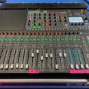 Černý míchací pult s nápisem Soundcraft SI COMPACT. Zařízení obsahuje řadu vertikálních posuvníků a zahlreiche ovládací knoflíky v červené, modré a z…