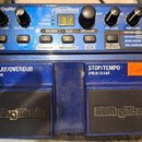 Modrý kytarový looper značky DigiTech s názvy modelů JamMan. Zařízení obsahuje dva stupače s nápisy DigiTech a ovládací panel s tlačítky RECORD, PLAY…
