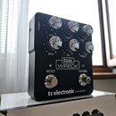 Černý kytarový předzesilovač s nápisy tc electronic a AMPWORX. Na horním panelu jsou šest otáčivých ovladačů s popisky GAIN, TIGHT, LEVEL, BASS, MID…