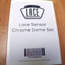 Bílé obalové krabičky s nápisy. Na přední straně je logo LACE v černém rámu a text Lace Sensor Chrome Dome Set. Dole je čárový kód s číslem 757758080…