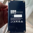 Zadní strana modrého kovového efektpedálu. Na spodní části je bílý štítek s nápisy „KMA MACHINES“, „Made in Germany“ a webovou adresou „www.kma-machi…