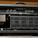 Zadní strana kytarového komba v černém texturovaném krytu. Na horním panelu jsou nápisy MESA/BOOGIE, DYNA-WATT POWER a označení vstupů jako EFFECTS S…
