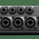 Zadní strana černého audio rozhraní s řadou konektorů. V horní části jsou umístěn vypínač, USB port s nápisem USB AUDIO a několik jackových vstupů oz…