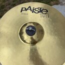 Zlatý mosazný činel s koncentrickým žebrováním. Na povrchu je černý nápis pAiste, pod ním text 14" CRASH a vedle něj označení 101 BRASS. V centru se…