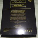 Fotografie znázorňuje zadní stranu černé krabice od efekt pedálu. Na povrchu je bílý text, který obsahuje název modelu SHRED MASTER a popis produktu.…