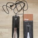 Černý sustain pedál s kovovým šlapadlem a připojeným kabelem s jack konektorem. Na pedálu i na přiložené krabici je bílý nápis Stagg. Na krabici je d…