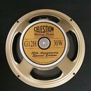 Kruhový reproduktor s kovovým rámem v zlatavé barvě. Uprostřed je štít s nápisy CELESTION, Vintage Series, G12H, 30W a 70th Anniversary Special Editi…