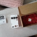 Bílá efektová pedál s nápisy REVERB, VERB, EQ a DECAY u ovládacích knoflíků. Na spodní části je logo JHS a text 3 SERIES, vpravo je přepínač s nápise…