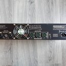 Zadní strana černého rackového zesilovače s nápisem MATRIX ELEMENTS. Zařízení obsahuje vstupy INPUTS, výstupy OUTPUTS a napájecí konektor MAINS IN. N…