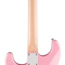 Zadní strana elektrické kytary s růžovým povrchem těla a světlým dřevěným hnedem krku. Na těle je bílý nápis Hello Kitty. Nástroj má stříbrný kryt kr…
